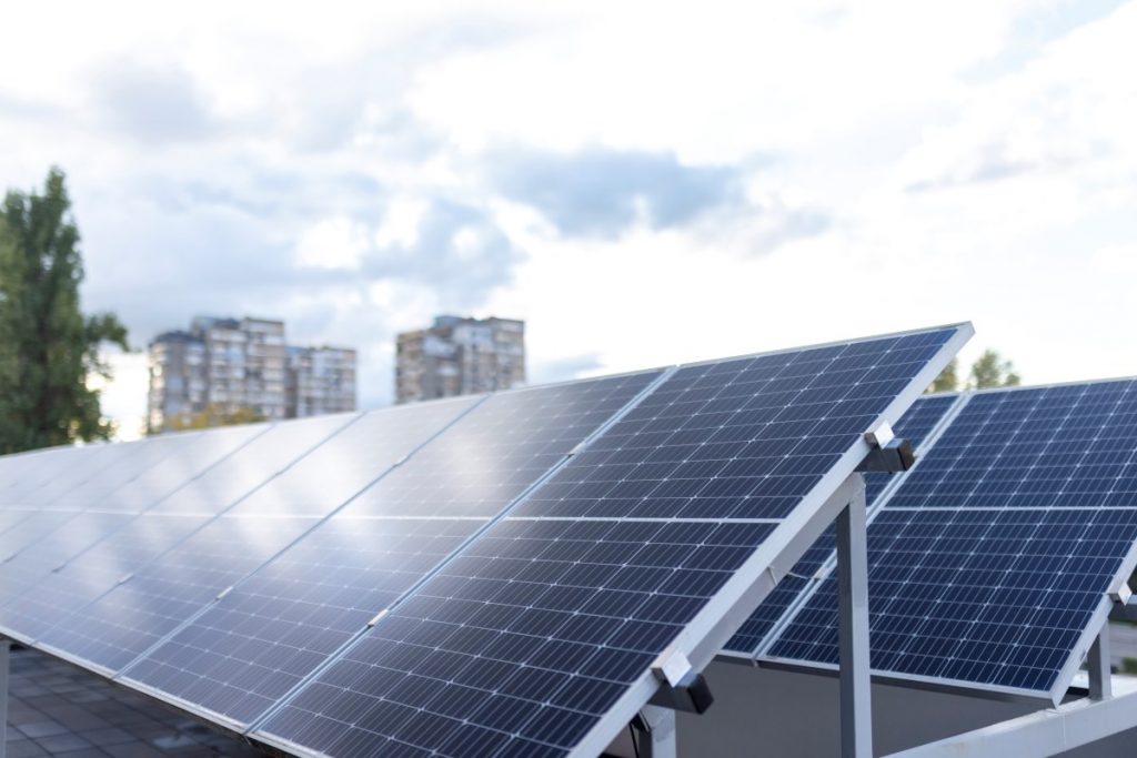 PV-Module und Wohnblöcke